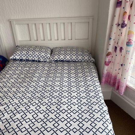 Barbie House ,Opposite The Beach & Paignton Pier , 2 Bedroom Apartment With Private Car Space & Garden , Free Access Next Door To The Stunning Ballet & Make Up School & A Beautiful Ladys Beauty Salon (Adults Only) ภายนอก รูปภาพ
