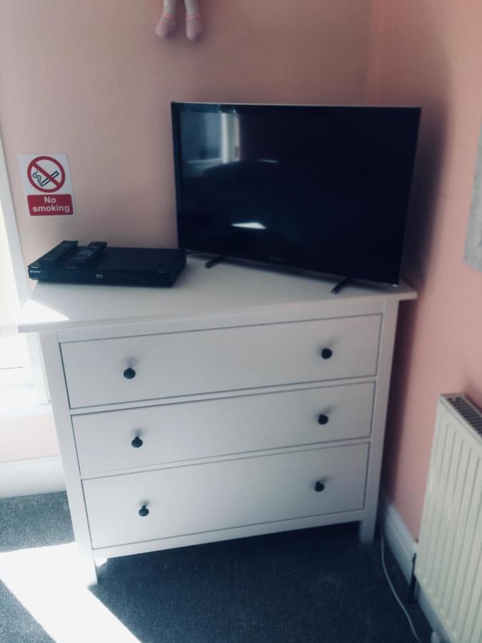Barbie House ,Opposite The Beach & Paignton Pier , 2 Bedroom Apartment With Private Car Space & Garden , Free Access Next Door To The Stunning Ballet & Make Up School & A Beautiful Ladys Beauty Salon (Adults Only) ภายนอก รูปภาพ