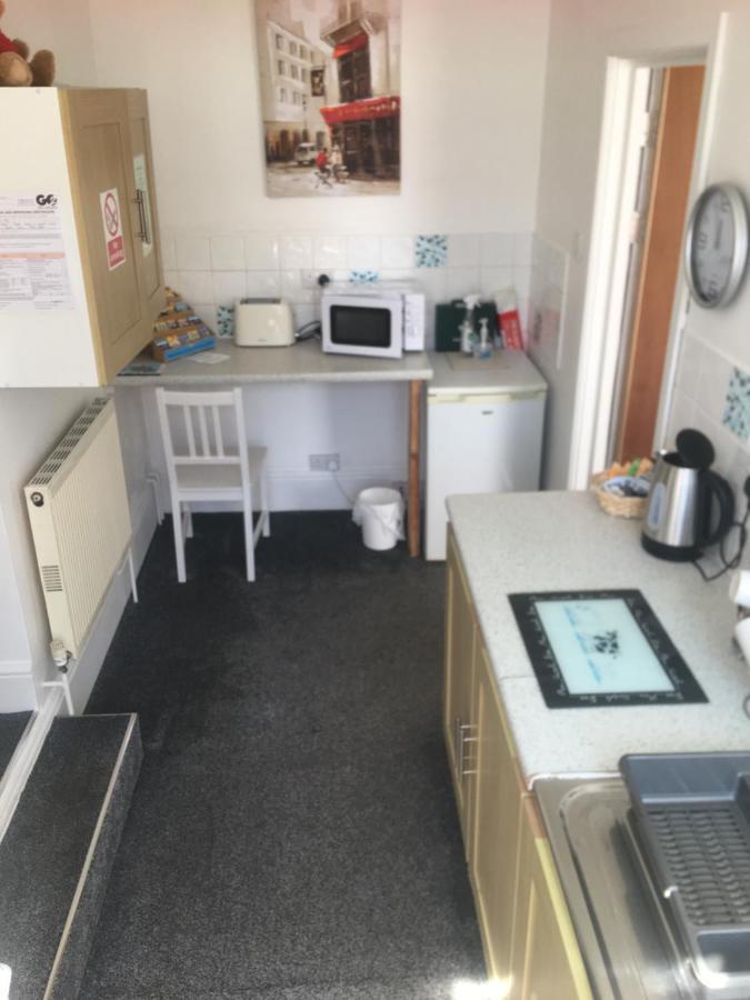 Barbie House ,Opposite The Beach & Paignton Pier , 2 Bedroom Apartment With Private Car Space & Garden , Free Access Next Door To The Stunning Ballet & Make Up School & A Beautiful Ladys Beauty Salon (Adults Only) ภายนอก รูปภาพ