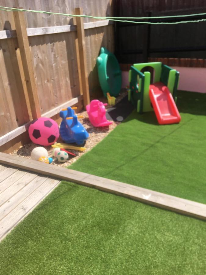 Barbie House ,Opposite The Beach & Paignton Pier , 2 Bedroom Apartment With Private Car Space & Garden , Free Access Next Door To The Stunning Ballet & Make Up School & A Beautiful Ladys Beauty Salon (Adults Only) ภายนอก รูปภาพ