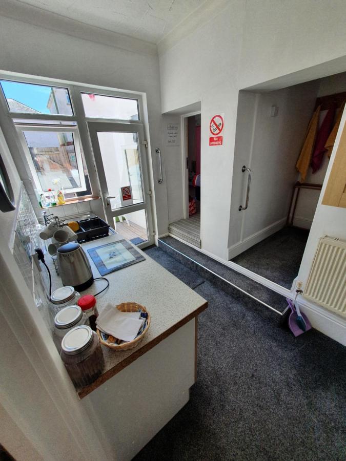 Barbie House ,Opposite The Beach & Paignton Pier , 2 Bedroom Apartment With Private Car Space & Garden , Free Access Next Door To The Stunning Ballet & Make Up School & A Beautiful Ladys Beauty Salon (Adults Only) ภายนอก รูปภาพ