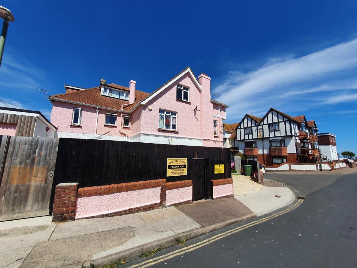 Barbie House ,Opposite The Beach & Paignton Pier , 2 Bedroom Apartment With Private Car Space & Garden , Free Access Next Door To The Stunning Ballet & Make Up School & A Beautiful Ladys Beauty Salon (Adults Only) ภายนอก รูปภาพ