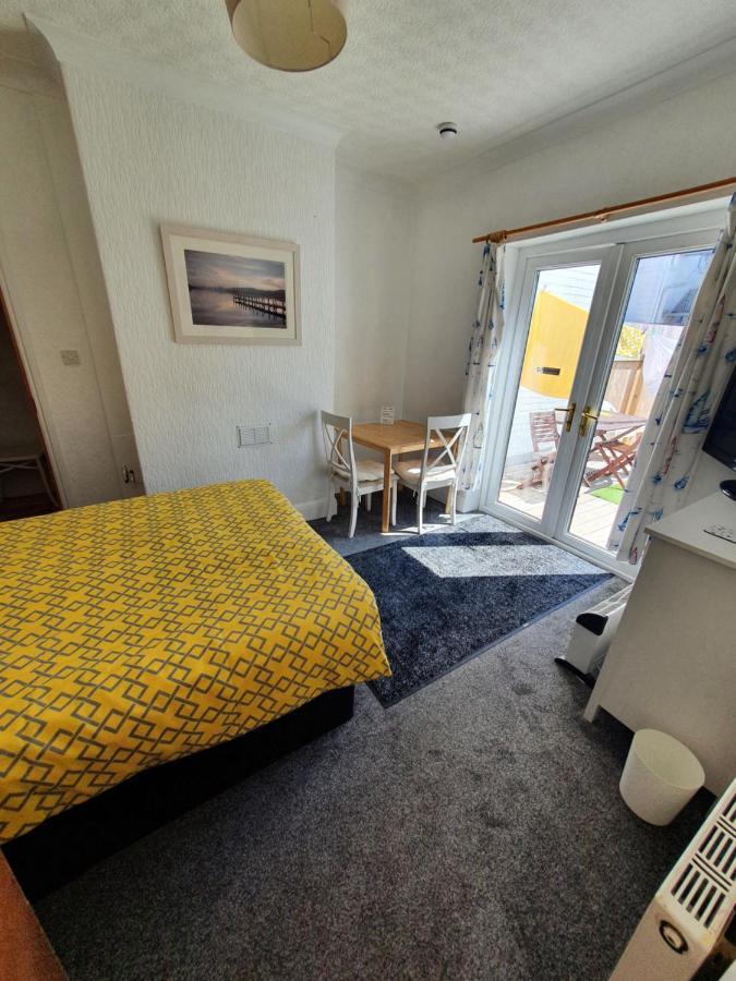 Barbie House ,Opposite The Beach & Paignton Pier , 2 Bedroom Apartment With Private Car Space & Garden , Free Access Next Door To The Stunning Ballet & Make Up School & A Beautiful Ladys Beauty Salon (Adults Only) ภายนอก รูปภาพ